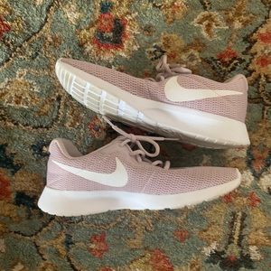 WOMENS size 11 NIKE tanjuns!